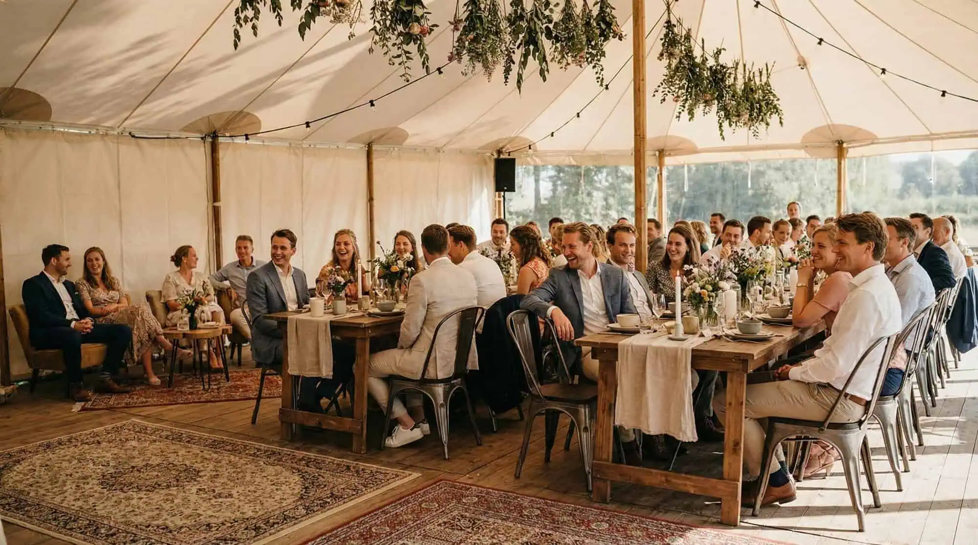 Super-Seat | Post Title | Vintage houten tafels en Lix stoelen metaal/hout, gasten in nette kleding, tent met groen en witte doeken. | Horecameubilair