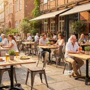 Super-Seat | Lix Stühle Metall Holz | Vintage Metallstühle mit Holzsitz, Tische voller Essen und Getränke auf sonniger Terrasse. | Catering Möbel