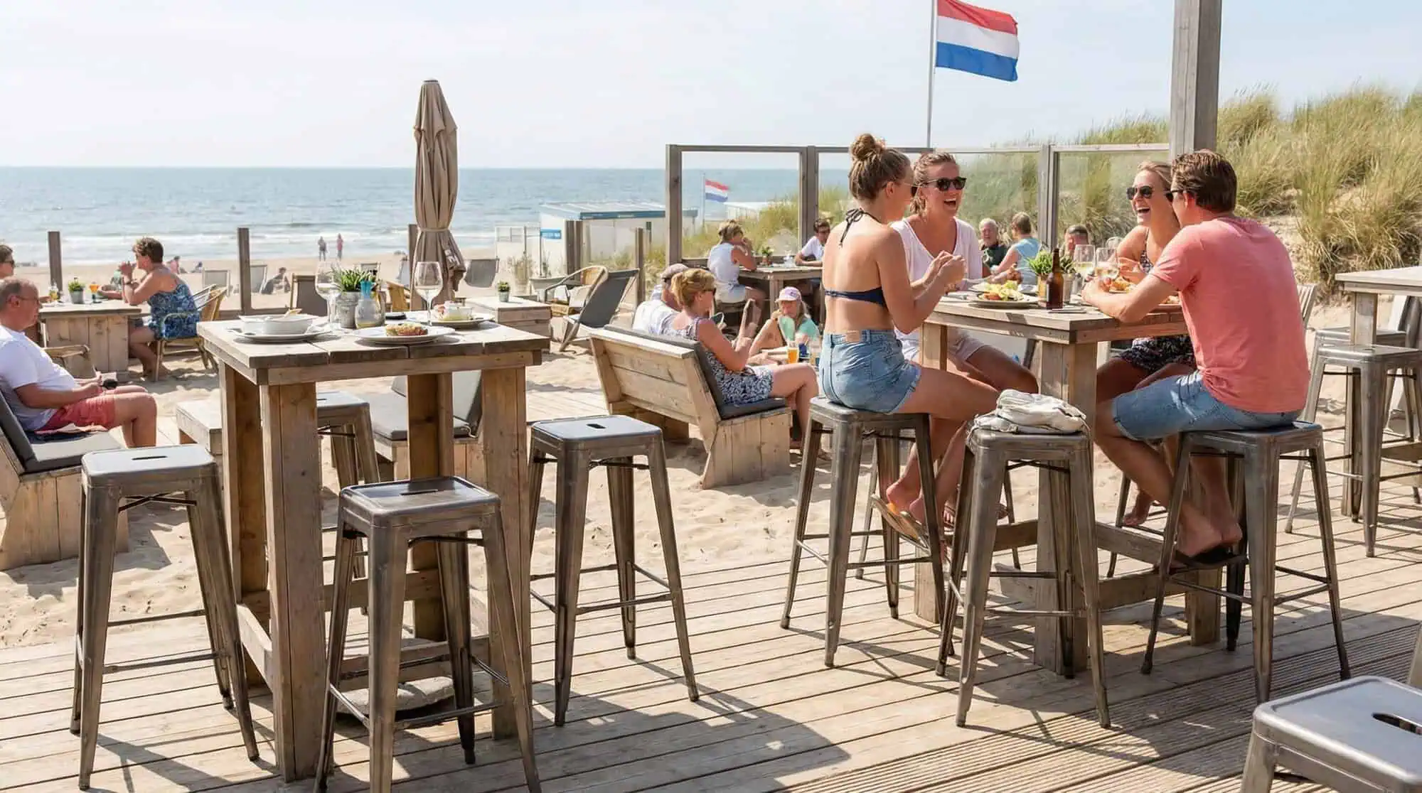 Super-Seat | Houten tafels, banken, metalen vintage barkrukken; strand en zee op achtergrond, mensen eten. | Horecameubilair