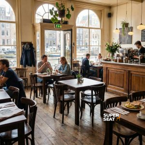 Super-Seat | Café mit Holztischen, schwarzen Stahlgestellen, Holzstühlen, viel Licht und Pflanzen. | Catering Möbel