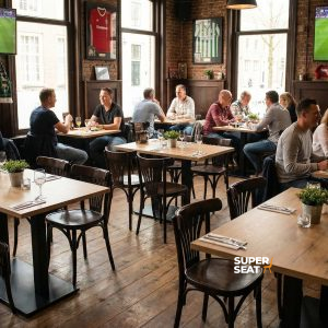 Super-Seat | Houten tafels, zwarte onderstellen, houten stoelen, barkrukken in lichte ruimte. | Horecameubilair