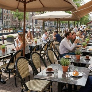 Super-Seat |Gusseisen 4 Teens (Patio) Tischbasen Paris schwarz|Schwarze gusseiserne Tische und Stühle, Metallrahmen, am Wasser in der Sonne. | Catering Möbel