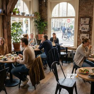 Super-Seat | Lix Stühle vintage matt Black wood | Lix Stühle und Tische aus schwarzem Holz, schwarzer Holzboden, helle Café-Atmosphäre mit großen Fenstern. | Catering Möbel