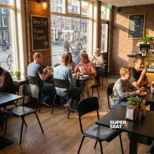 Super-Seat | Vanitas vintage school chairs black in café Schwarze Metallstühle, Holztische; große Fenster, hell und gemütlich. | Catering Möbel