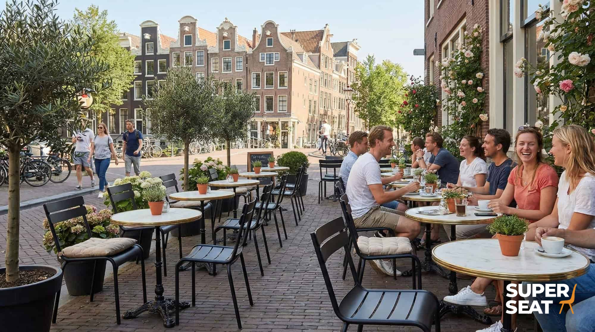 Super-Seat | Schwarze Stapelstühle und Tische aus Metall auf einer Klinkerterrasse mit Pflanzen und Blick auf die Stadt. | Catering Möbel