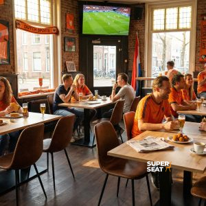 Super-Seat | Kasteel eiken melamine tafelbladen | Oranje stoelen, eiken melamine tafels 120x67cm, zonlicht, barkrukken en picknicktafels. | Horecameubilair