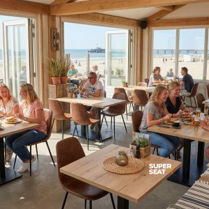 Super-Seat | Kasteel eiken melamine tafelbladen (120x67cm) | Lichtbruine eiken tafels, witte stoelen en barkrukken in zonnig strandrestaurant met zeezicht. | Horecameubilair