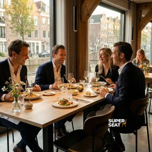 Super-Seat | Castle Eiche Melamin Tischplatten 67x67cm Graue Stühle, Eiche Melamin Tisch, Gläser, Blumenvase, Kanalblick. | Catering Möbel