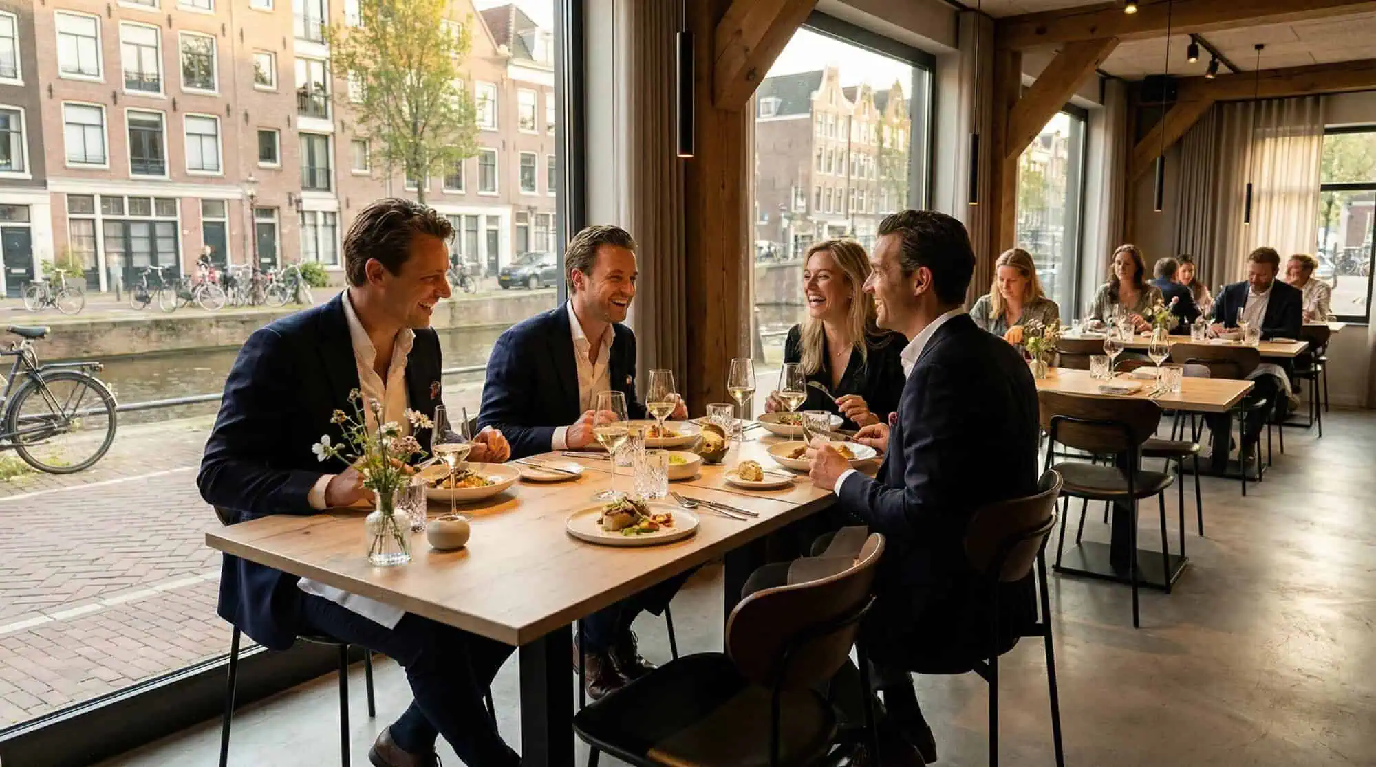 Super-Seat | Castle Eiche Melamin Tischplatten 67x67cm Graue Stühle, Eiche Melamin Tisch, Gläser, Blumenvase, Kanalblick. | Catering Möbel