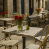 Super-Seat | Werzalit Gastronomie Terrassentischplatten Schiefer 70x70cm | Zwarte schiefer tafel, glazen vaas, rode bloemen; rotan stoelen eromheen. | Horecameubilair