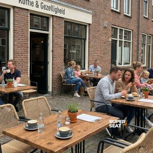 Super-Seat | Wermodin Hospitality-Tische draußen 70x70cm und Holzstühle auf einer Klinkerterrasse in der Nähe des Cafés. | Catering Möbel