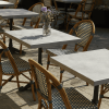 Super-Seat | Outdoor Café Dining | Stoelen en tafels met grijs Werzalit blad, groen-wit gevlochten stoelen, bloemen in glazen vaas. | Horecameubilair