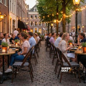 Super-Seat | Wermodin Catering-Tische schwarz-gold rund 70cm | Schwarz-goldene Metalltische mit Holzstühlen auf der Abendterrasse, Lichterkette darüber. | Catering Möbel