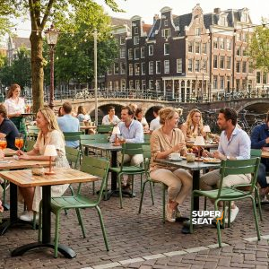 Super-Seat | Terrassenstühle Gastfreundschaft Was Sie vorfinden werden, sind grüne Metallstapelstühle und Holztische am Wasser. | Catering Möbel