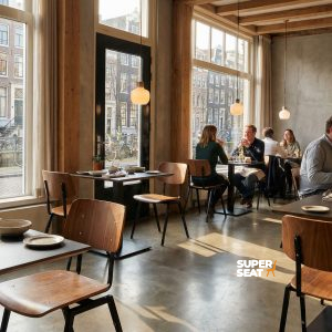 Super-Seat | Industrielle Schulstühle Braune/schwarze Metallstühle, Holztische, viel natürliches Licht, Blick auf Kanal und Fahrräder. | Catering Möbel