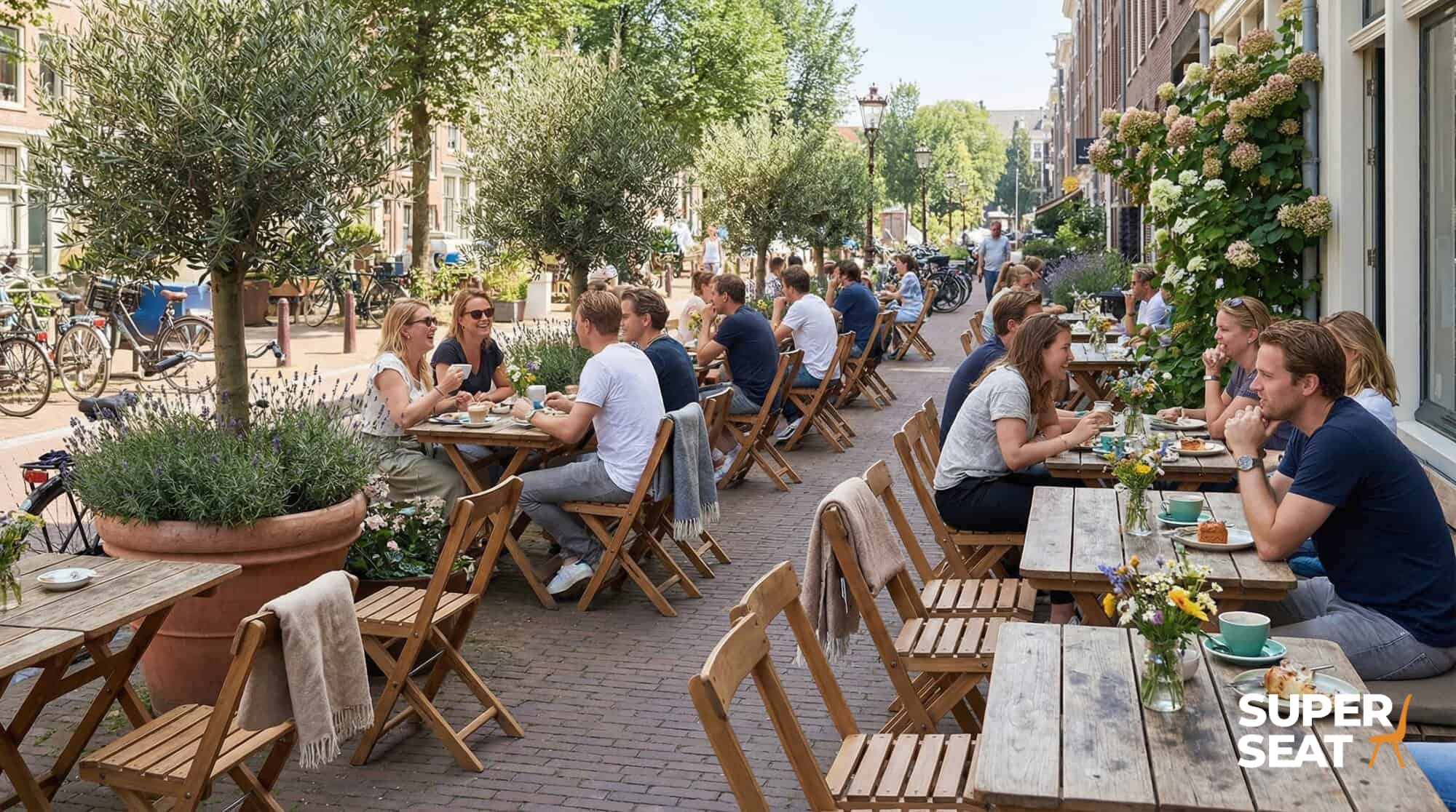 Super-Seat | Braune Holztische, alte hölzerne Terrassenstühle auf der Straße, Sonnenschein und Blumen. | Catering Möbel