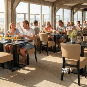 Super-Seat | Lisa Rome Hospitality Stühle Taupe | Sandfarbene Stoffstühle um Holztische, Sonnenlicht durch Fenster mit Blick auf den Strand. | Catering Möbel