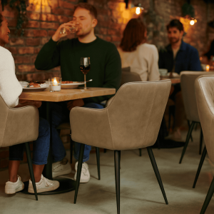 Super-Seat | Diamond Samt Gastronomiestühle Champagner | Fluwelen stoelen in champagnekleur, metalen poten, aan houten tafels in bakstenen restaurant. | Horecameubilair