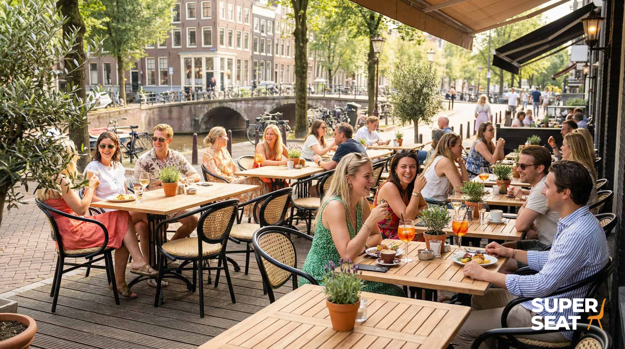 Super-Seat | Schwarze Gurtbandstühle mit Armlehnen und Metalltische draußen am Wasser, entspannte Atmosphäre. | Catering Möbel