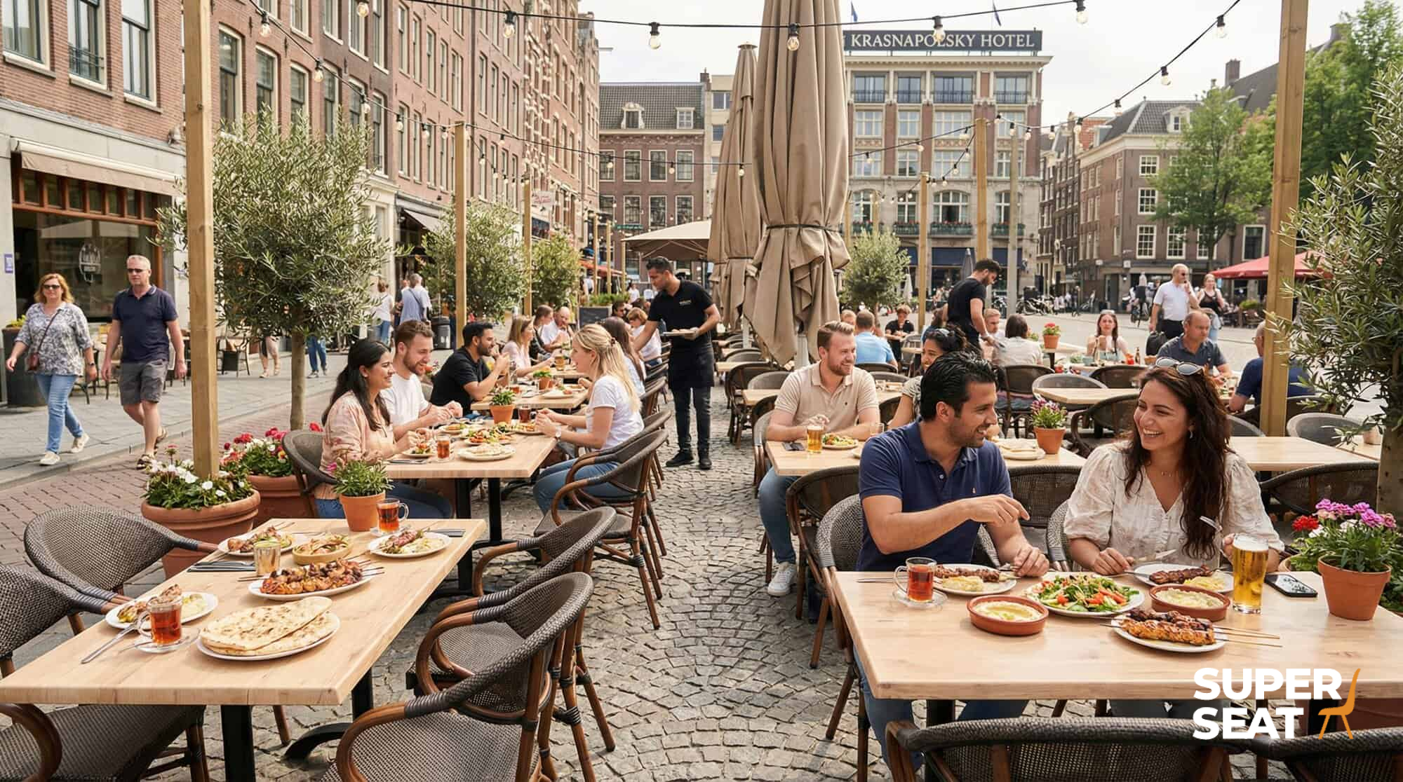 Super-Seat | Terrassenstühle Textil-Stapelstuhl Curved Brown mit Arm | Braune Textilstühle mit Armlehnen und Metalltischen auf dem Platz. | Catering Möbel