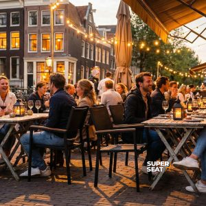 Super-Seat | Schwarze Textilstühle mit Armlehnen, Metalltische auf einer Terrasse mit Kopfsteinpflaster. | Catering Möbel