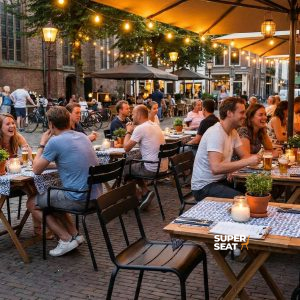 Super-Seat | Schwarze Metallsessel, Holztische mit Schottenstoff, Kerzen, Ziegelwand und Beleuchtung. | Catering Möbel