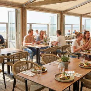 Super-Seat |Holztische und -stühle, braune Lampenschirme, offene Fenster, Meer- und Strandblick. | Catering Möbel