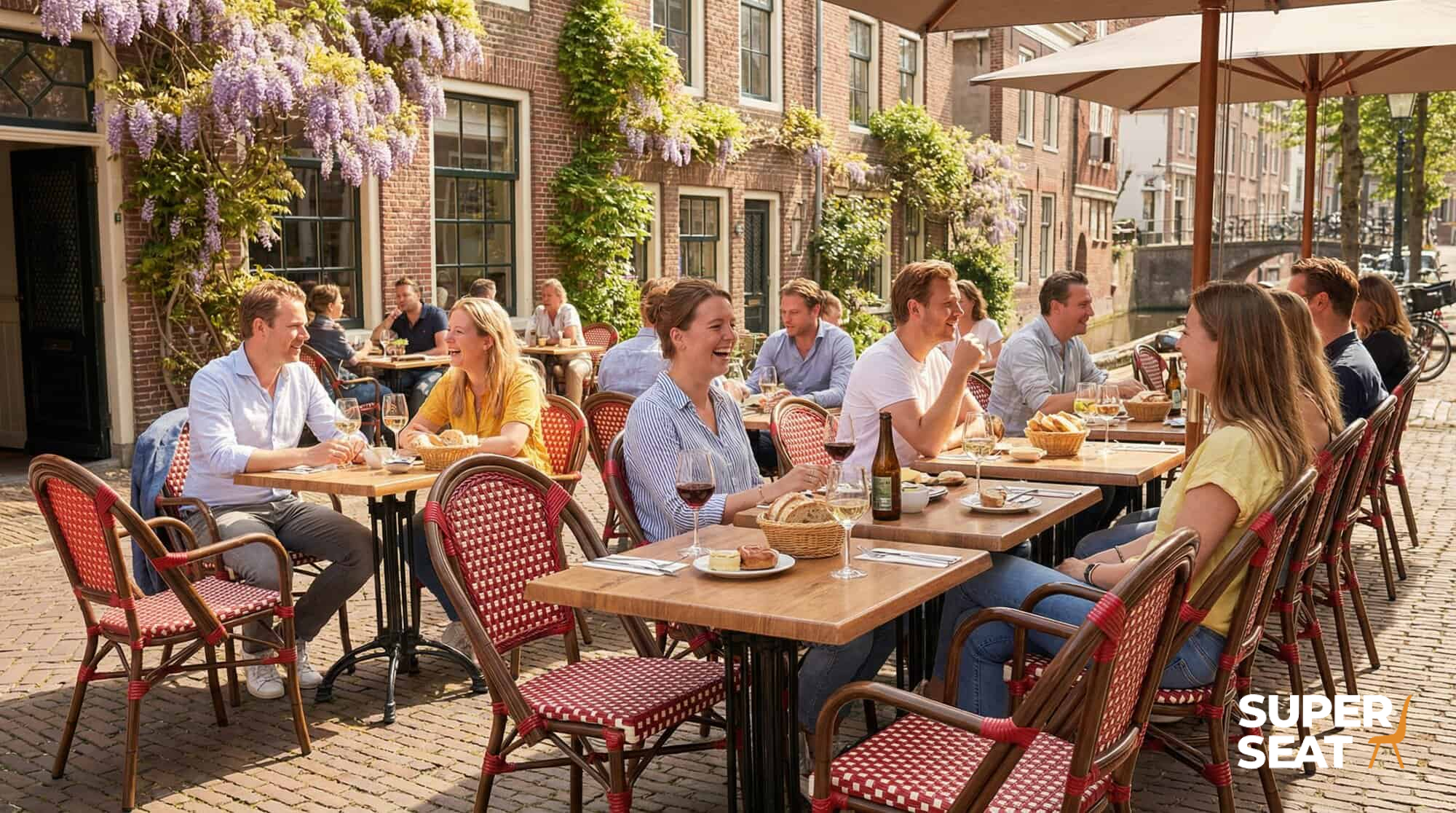 Super-Seat | Rote Stapelstühle aus Korbgeflecht mit Armlehnen, Holztische; blühender Efeu schmückt die Backsteingebäude. | Catering Möbel