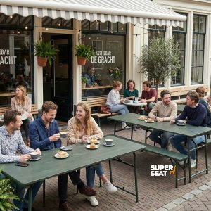 Super-Seat | Unique Army field tables army green at Coffee Bar De Gracht Grüne Metallklapptische, Holzstühle, schwarze Barhocker Terrasse. | Catering Möbel