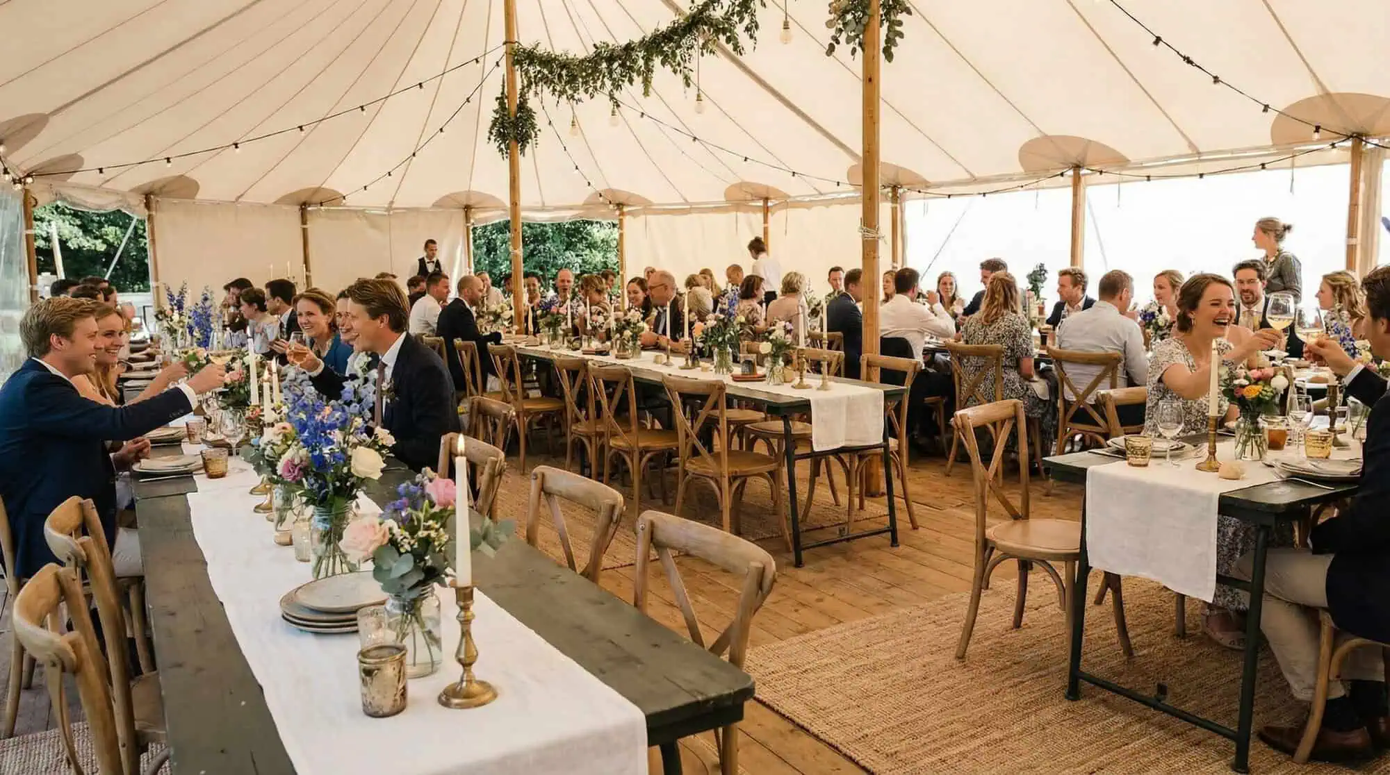 Super-Seat | Einzigartige Armee Feldtische, Armee (Terrasse) Klapptische grün 18 Holzstühle und grüne Metalltische in weißer Markise mit Lichtschnüren. | Catering Möbel