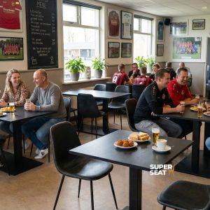 Super-Seat | Houten eiken tafels, zwart metalen onderstel, mix van stoelen en barkrukken in modern café. | Horecameubilair