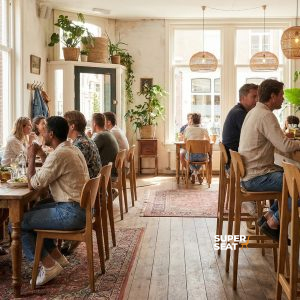 Super-Seat | Skandinavische Designerstühle Bonn honigbraun Holztische, honigbraune skandinavische Stühle, Barhocker, viel Sonnenlicht. | Catering Möbel