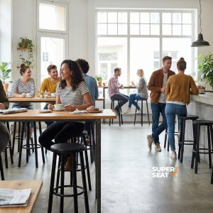 Super-Seat | Industrielle Bistro-Barhocker schwarz / schwarz | Schwarze Barhocker aus Metall, Holztische, Backsteinwände und viele Pflanzen in einem modernen Café. | Catering Möbel