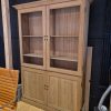 Super-Seat | Die Anrichten aus Eiche im Vintage-Stil | Eiche und Glas, hellbrauner Stuhl, dunkle Wand. Strenger Country-Stil. | Catering Möbel