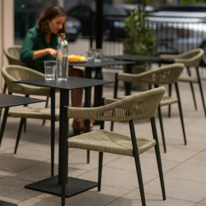 Super-Seat | Prag Patio Stühle | Vlecht groen stoelen met armleuningen, metalen tafel, glazen fles water, op betegeld terras. | Horecameubilair