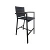 Super-Seat | Der Textilene Catering-Terrassen-Barhocker Sunny Black | Ein eleganter schwarzer Barhocker aus Metall mit Netzsitz und Armlehnen aus Holz. | Horecameubilair
