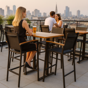 Super-Seat | Textil-Barhocker Sunny | Zwarte textile barkruk met met met metalen frame op rooftop bar, vrouw met bier, stad en skyline achter. | Horecameubilair