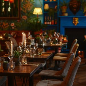 Super-Seat | Boston Gastronomie-Stapelstühle Anthrazit | Donkergrijze metalen stapelstoelen, houten tafels met kaarsen, wijnglazen en planten. | Horecameubilair