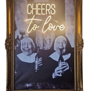 Super-Seat | Die Neonkunst 'CHEERS' in antikem Holzgoldrahmen (100x75cm) | Zwarte-witte foto, houten goudkleurige lijst, flesjes bier, neon "CHEERS" tekst. | Horecameubilair
