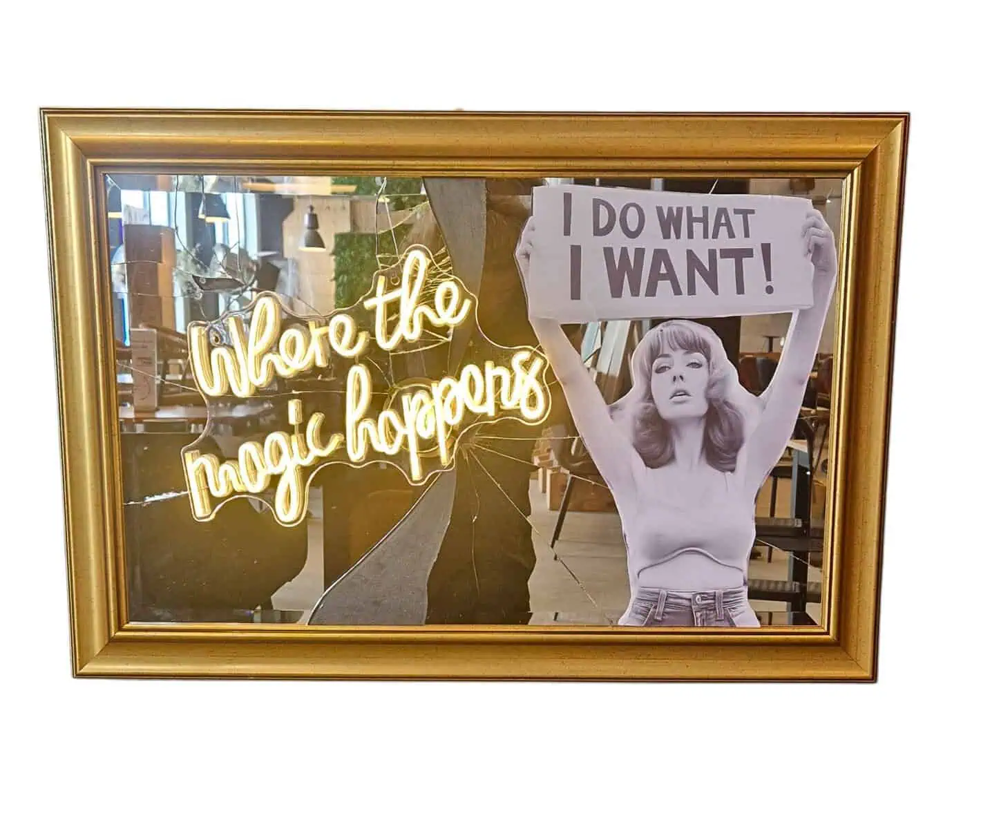 Super-Seat | Neon-Kunstschild in goldenem Holzrahmen | Neonschild in goldenem Holzrahmen (92x62cm), schwarze und weiße Frau, warme Café-Atmosphäre. | Catering Möbel