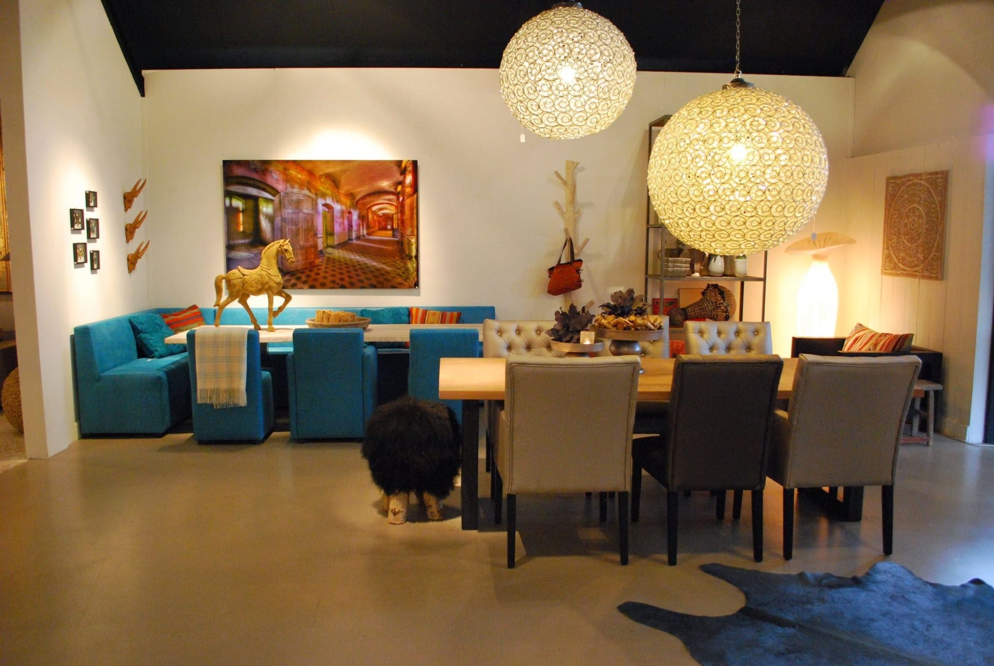 Super-Seat | Ein modernes Wohn- und Esszimmer | Tisch: Holz, gemischte Bestuhlung; Kristallkronleuchter; Blaues Sofa; Dekorative Akzente. | Catering Möbel