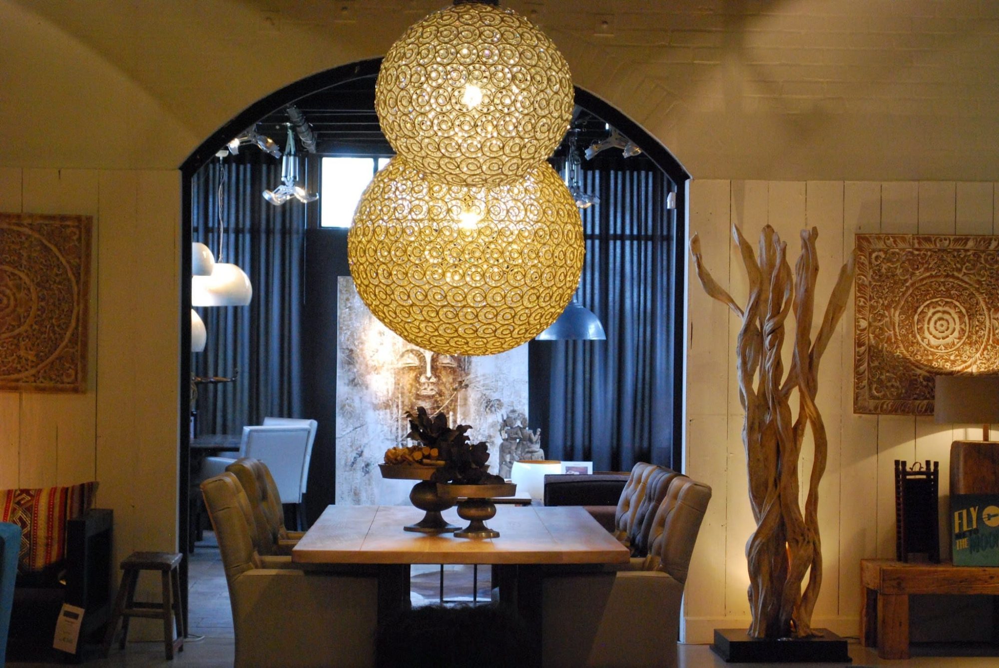 Super-Seat | Esszimmer | Holztisch, gepolsterte Stühle, XXL-Kristallkronleuchter. Wärme durch Glühbirnenbeleuchtung und abstrakte Kunst. | Catering Möbel