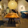 Super-Seat | Esszimmer mit Eleganz | Länglicher Holztisch mit natürlichen Kanten; sechs Stühle mit Kissen; Kristallkronleuchter für Raffinesse. | Catering Möbel