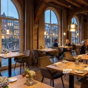 Super-Seat | Moderner Essbereich mit Mocka-Samtstühlen, Holztischen, großen Fenstern, warmer Atmosphäre. | Catering Möbel