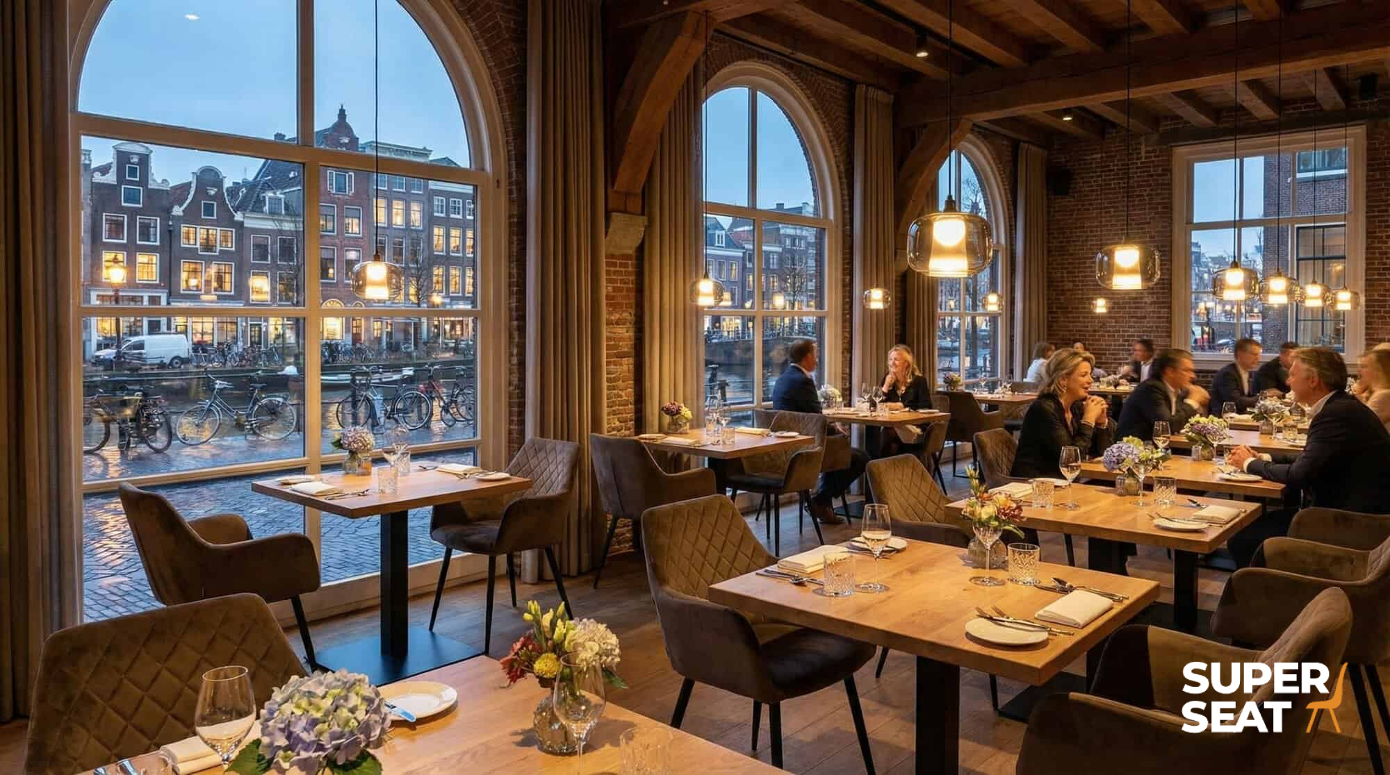 Super-Seat | Moderner Essbereich mit Mocka-Samtstühlen, Holztischen, großen Fenstern, warmer Atmosphäre. | Catering Möbel