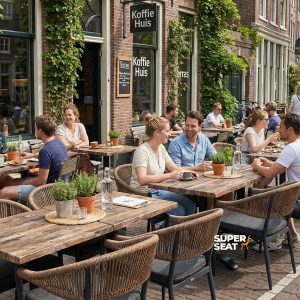 Super-Seat | Kaffeehaus-Terrassenmöbel | Braune geflochtene Stapelstühle und Holztische, Grünpflanzen, Fahrräder auf der Backsteinstraße. | Catering Möbel