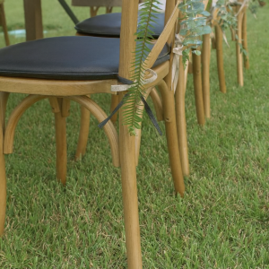 Super-Seat | Stühle mit schwarzen Sitz- und Rückenkissen auf Gras aus Holz und Stahl, die gemütlich im Freien stehen. | Catering Möbel