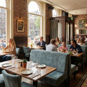 Super-Seat | Lisa hospitality dining bench bistro vintage velour green | Grüne Veloursbänke, Holztische, Backsteinwände, große Fenster, natürliches Licht im Inneren. | Catering Möbel