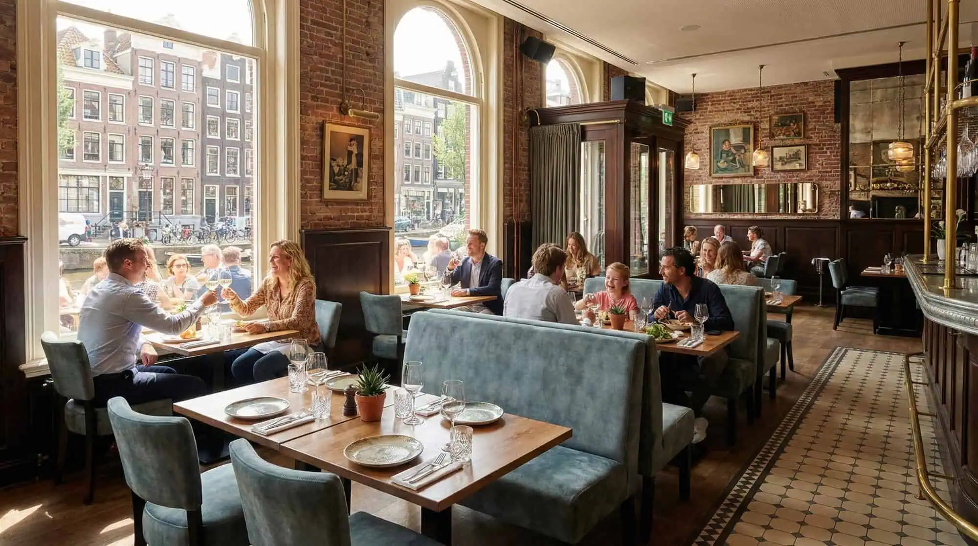 Super-Seat | Lisa hospitality dining bench bistro vintage velour green | Grüne Veloursbänke, Holztische, Backsteinwände, große Fenster, natürliches Licht im Inneren. | Catering Möbel