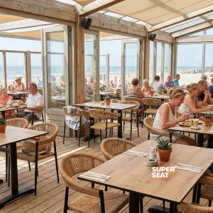 Super-Seat | Holztische mit HPL-Platten aus Kastanienholz, passende Stühle, große Fenster und Meerblick. | Catering Möbel